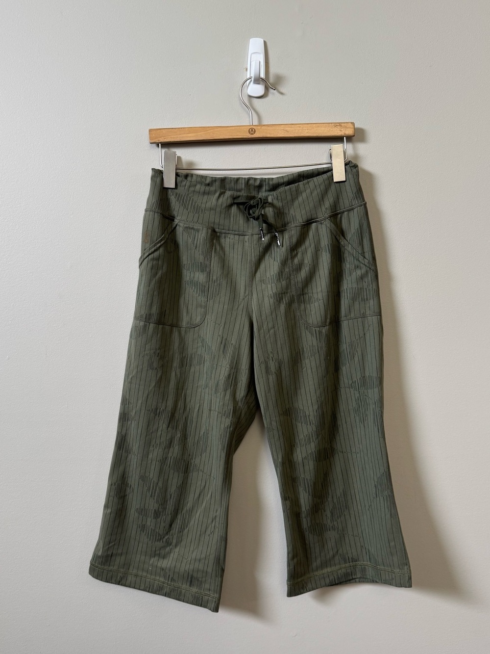 Lululemon Y2K olive green all over print capri pants